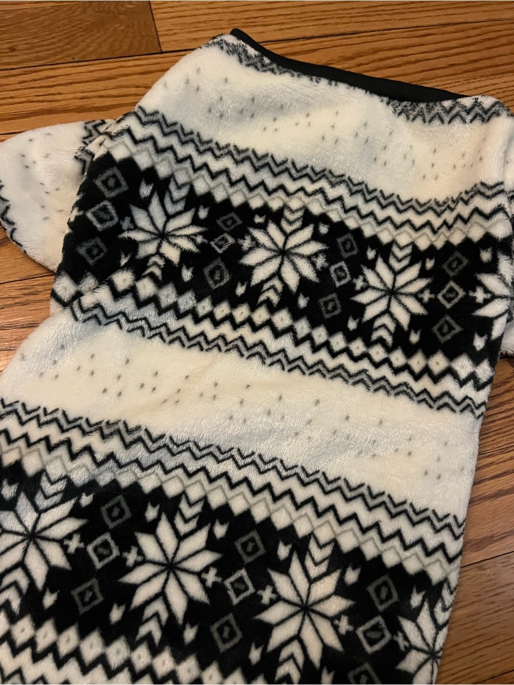 Large Doggie 🐶 Black & White Snowflake Fleece Pullover